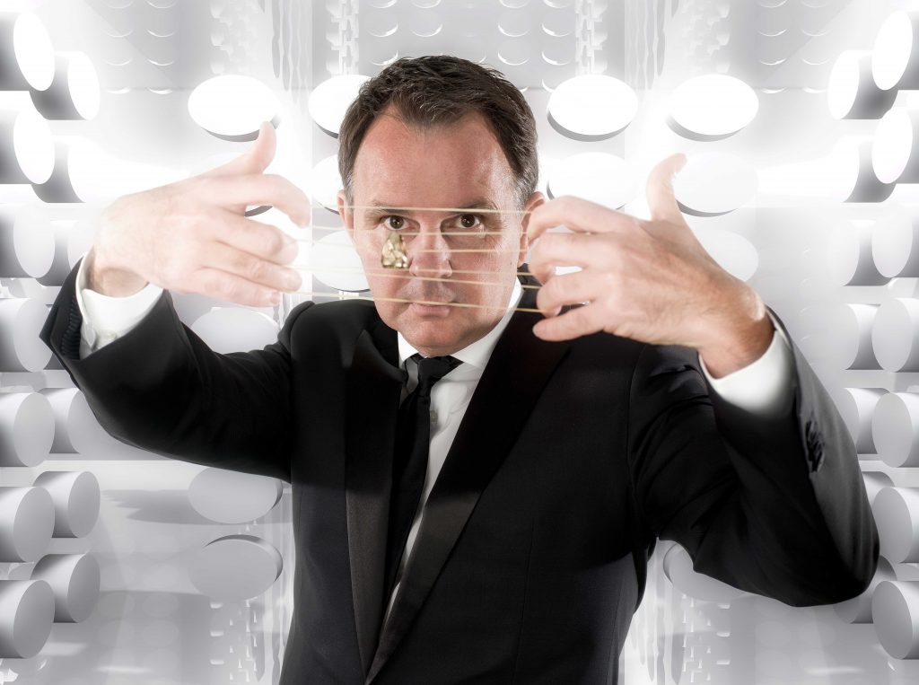 goochelaar Peter Vogel met elastiekjes